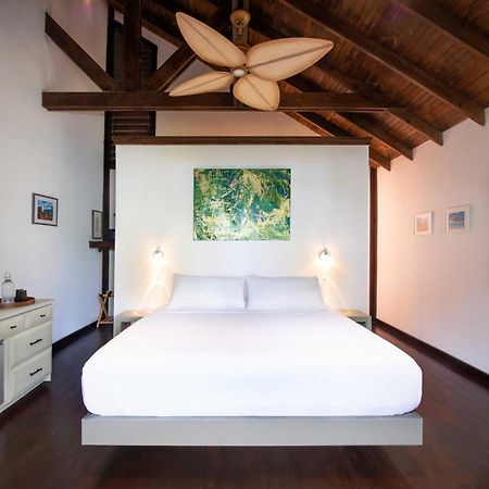 Puerta Azul Hotel Sandy Bay ภายนอก รูปภาพ