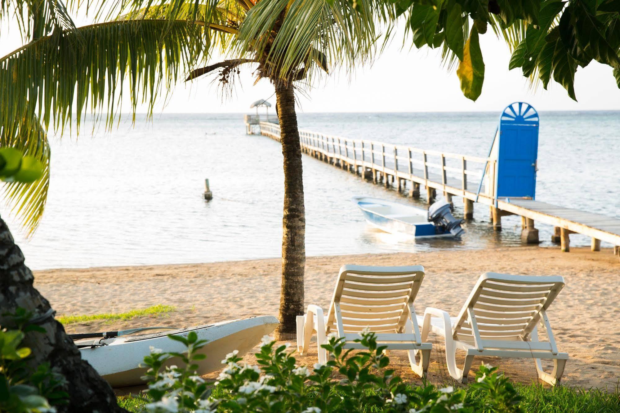 Puerta Azul Hotel Sandy Bay ภายนอก รูปภาพ