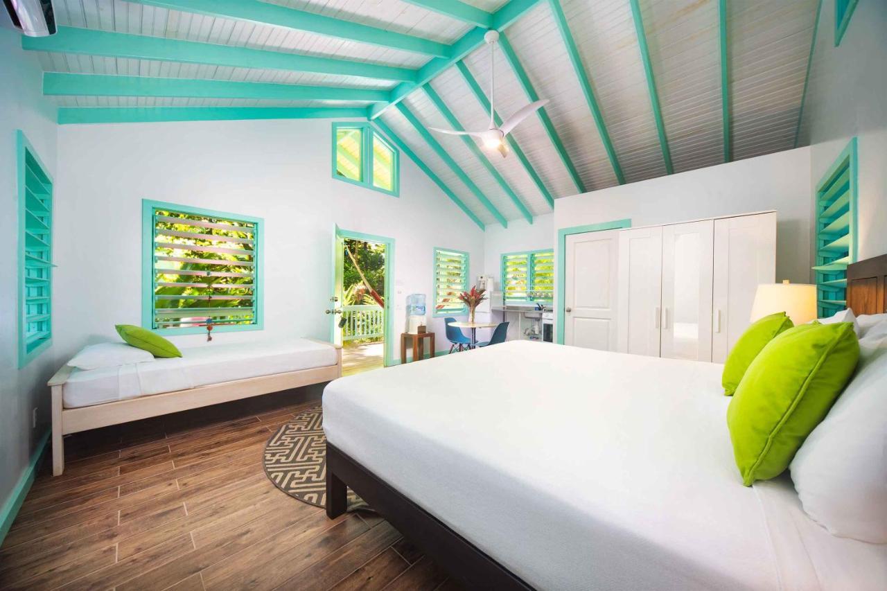 Puerta Azul Hotel Sandy Bay ภายนอก รูปภาพ