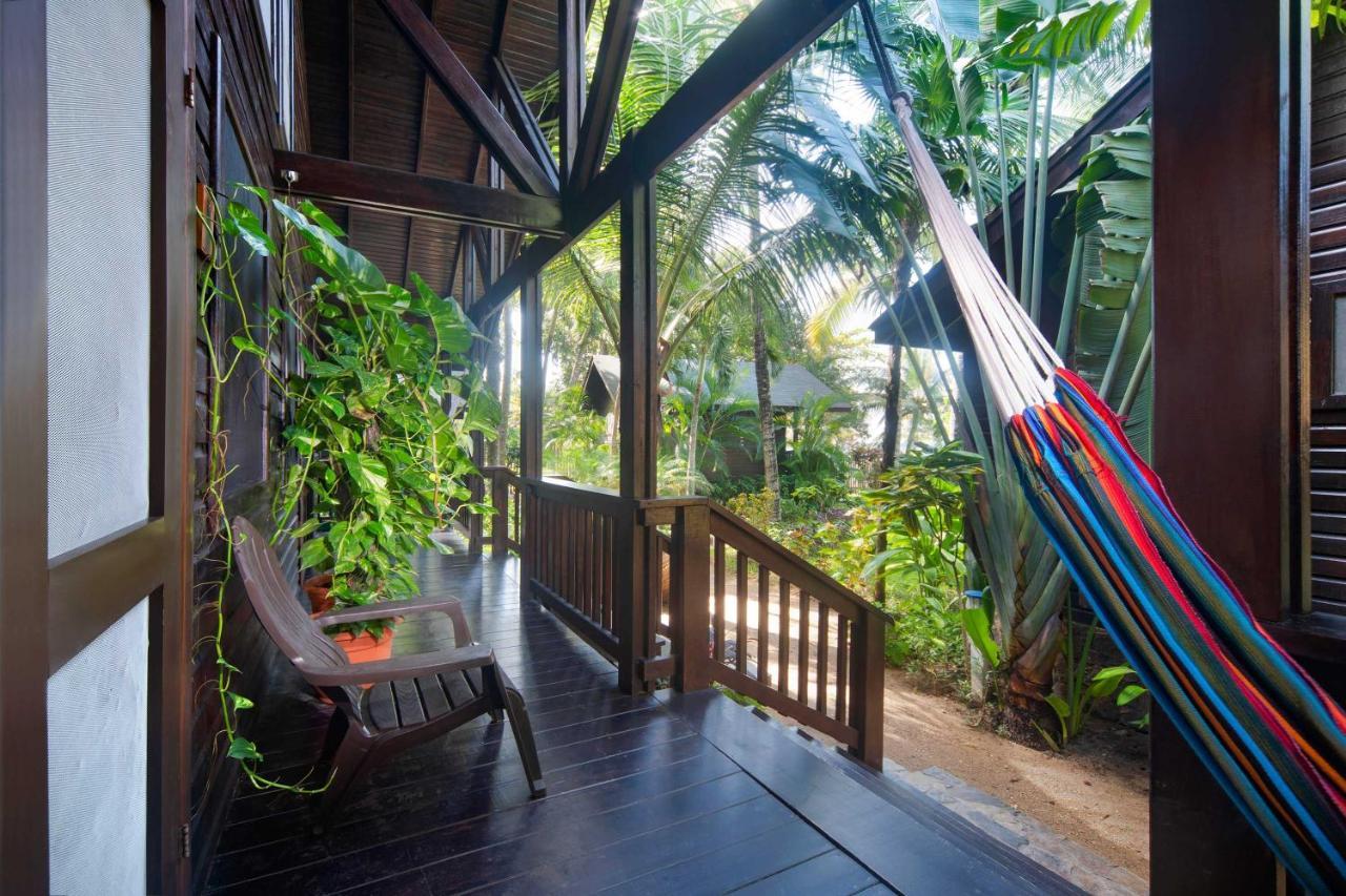 Puerta Azul Hotel Sandy Bay ภายนอก รูปภาพ