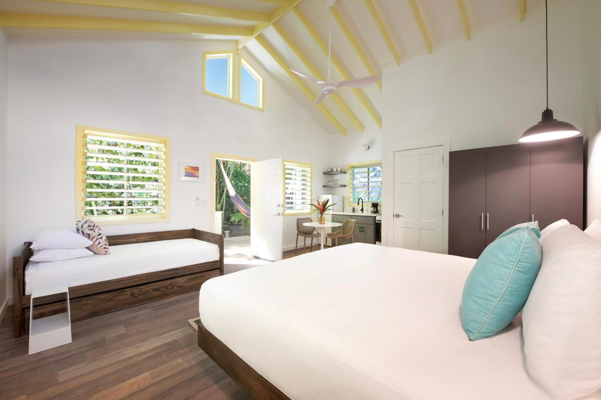 Puerta Azul Hotel Sandy Bay ภายนอก รูปภาพ