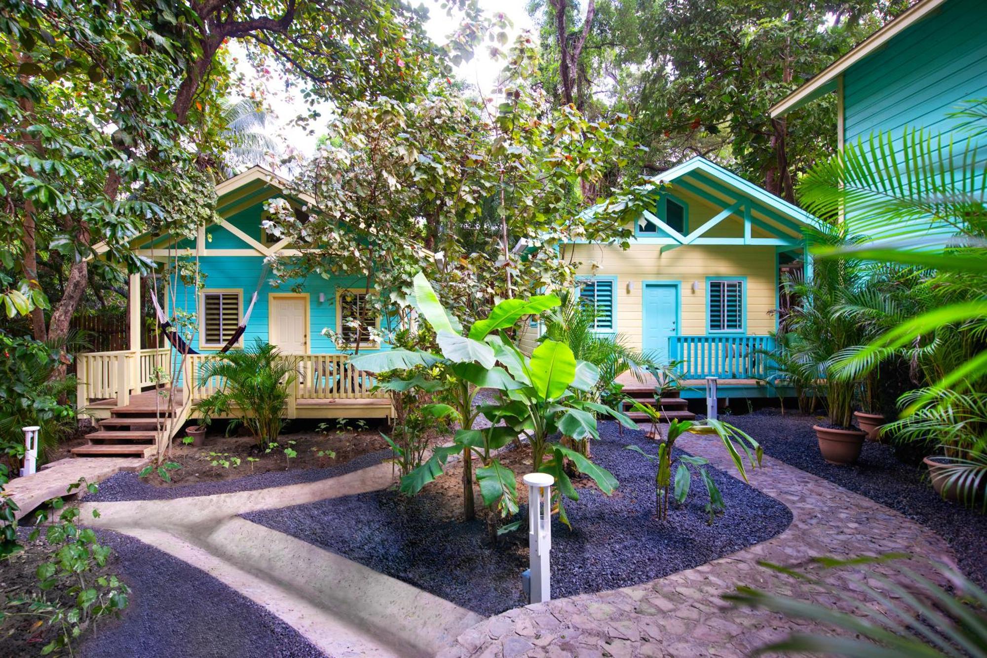 Puerta Azul Hotel Sandy Bay ภายนอก รูปภาพ