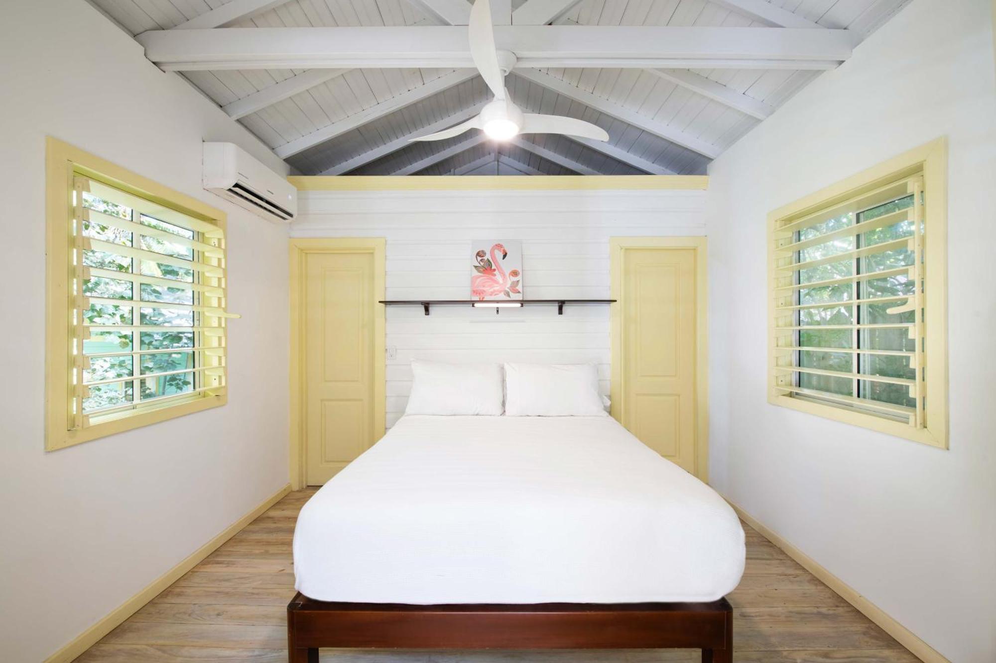 Puerta Azul Hotel Sandy Bay ภายนอก รูปภาพ