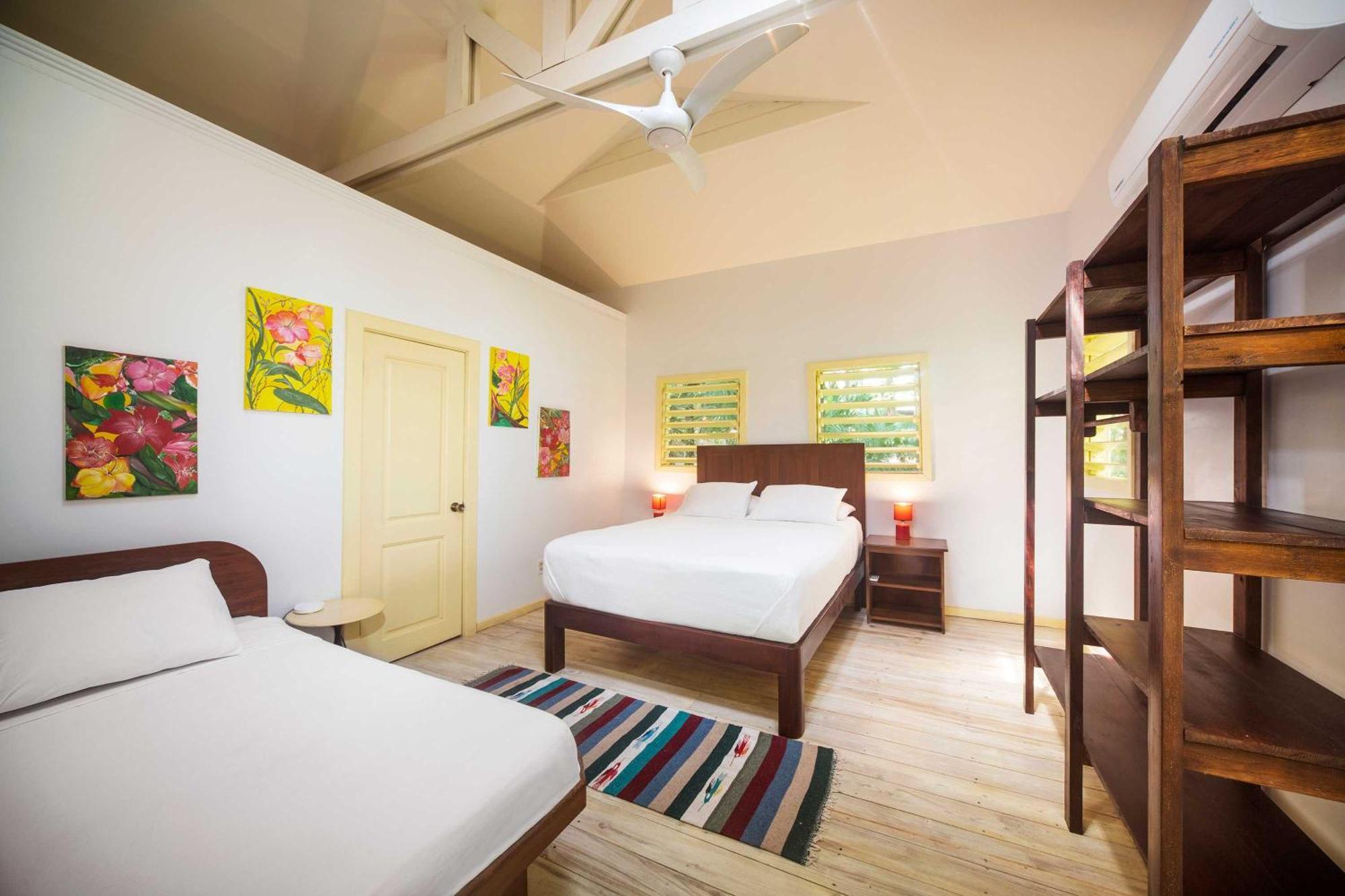 Puerta Azul Hotel Sandy Bay ภายนอก รูปภาพ