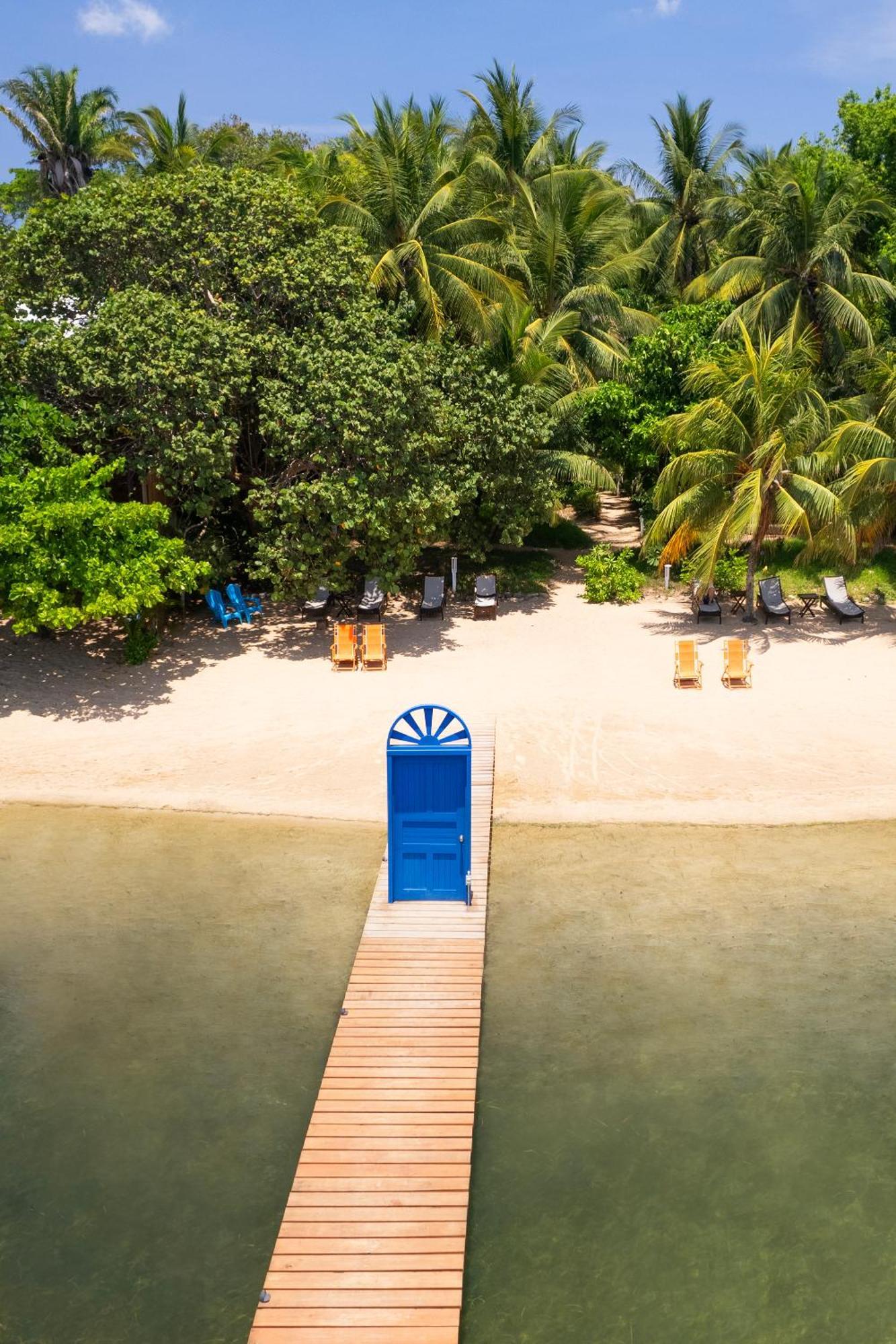 Puerta Azul Hotel Sandy Bay ภายนอก รูปภาพ