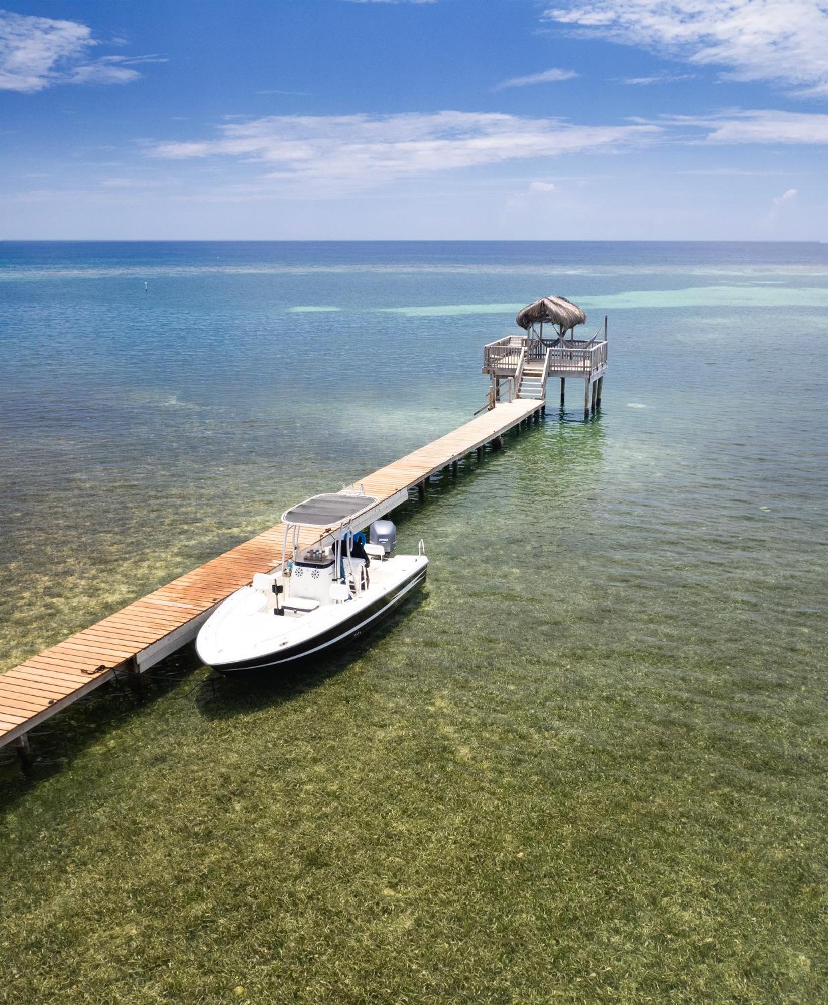 Puerta Azul Hotel Sandy Bay ภายนอก รูปภาพ