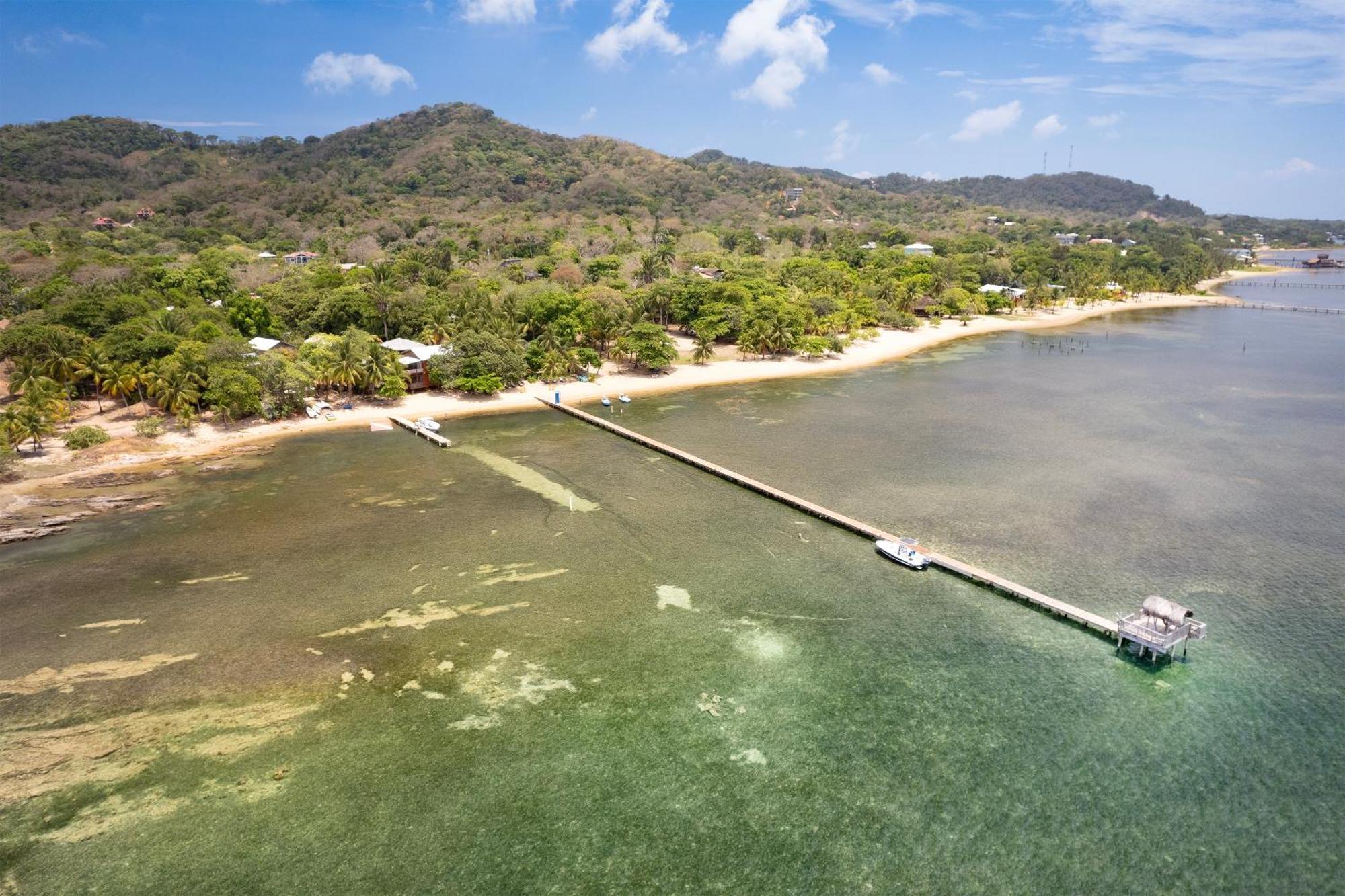 Puerta Azul Hotel Sandy Bay ภายนอก รูปภาพ