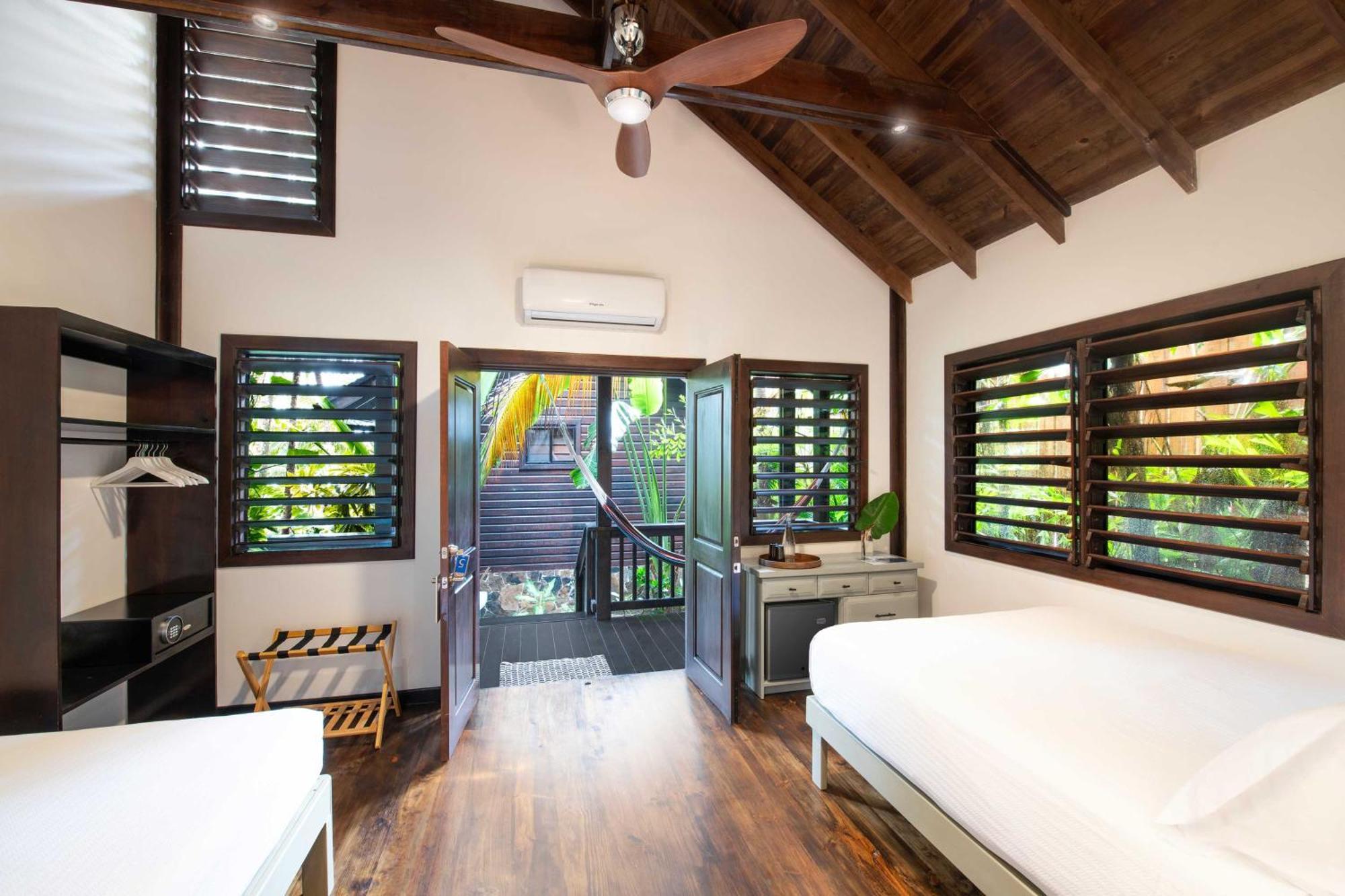 Puerta Azul Hotel Sandy Bay ภายนอก รูปภาพ