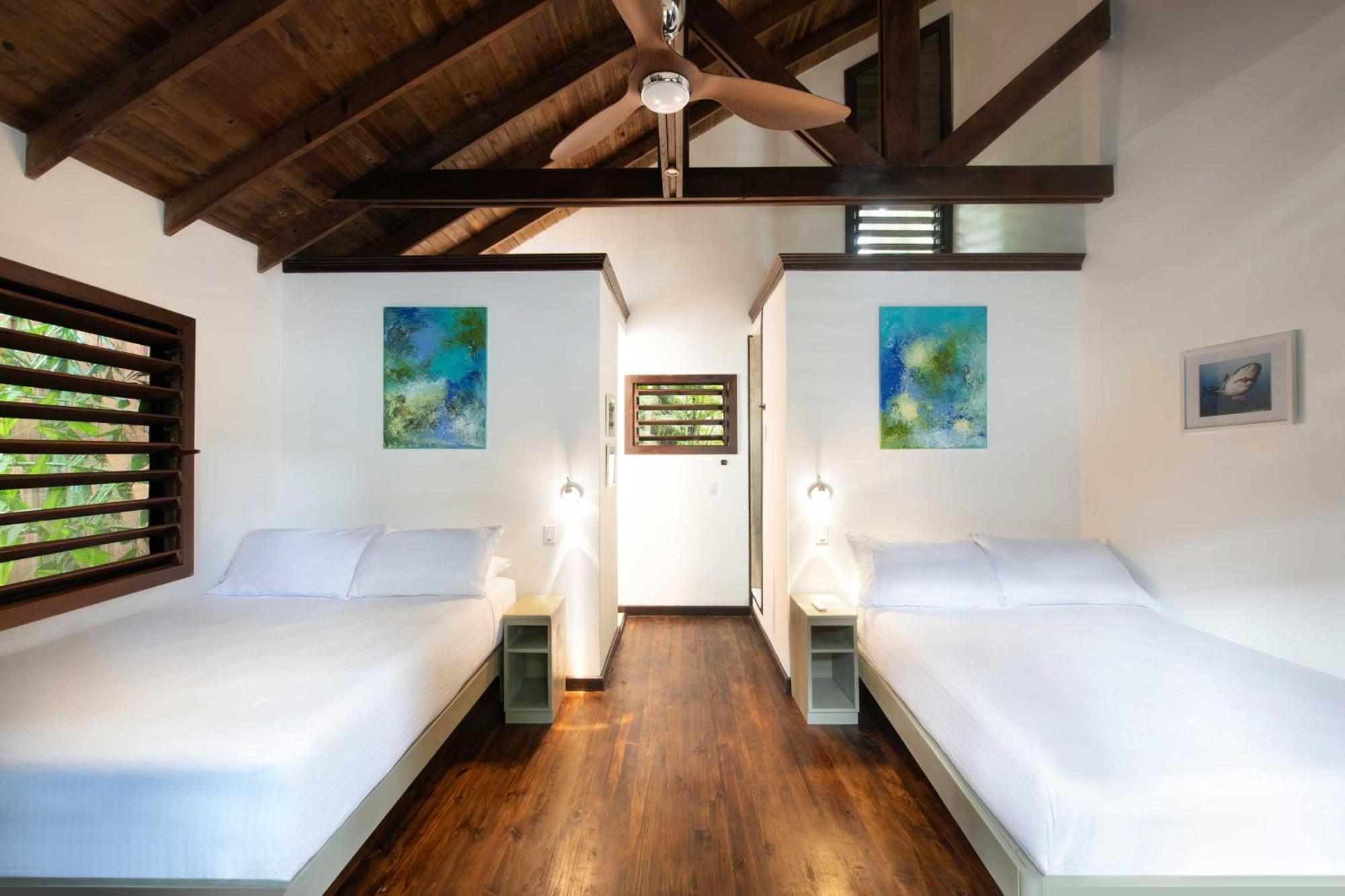 Puerta Azul Hotel Sandy Bay ภายนอก รูปภาพ