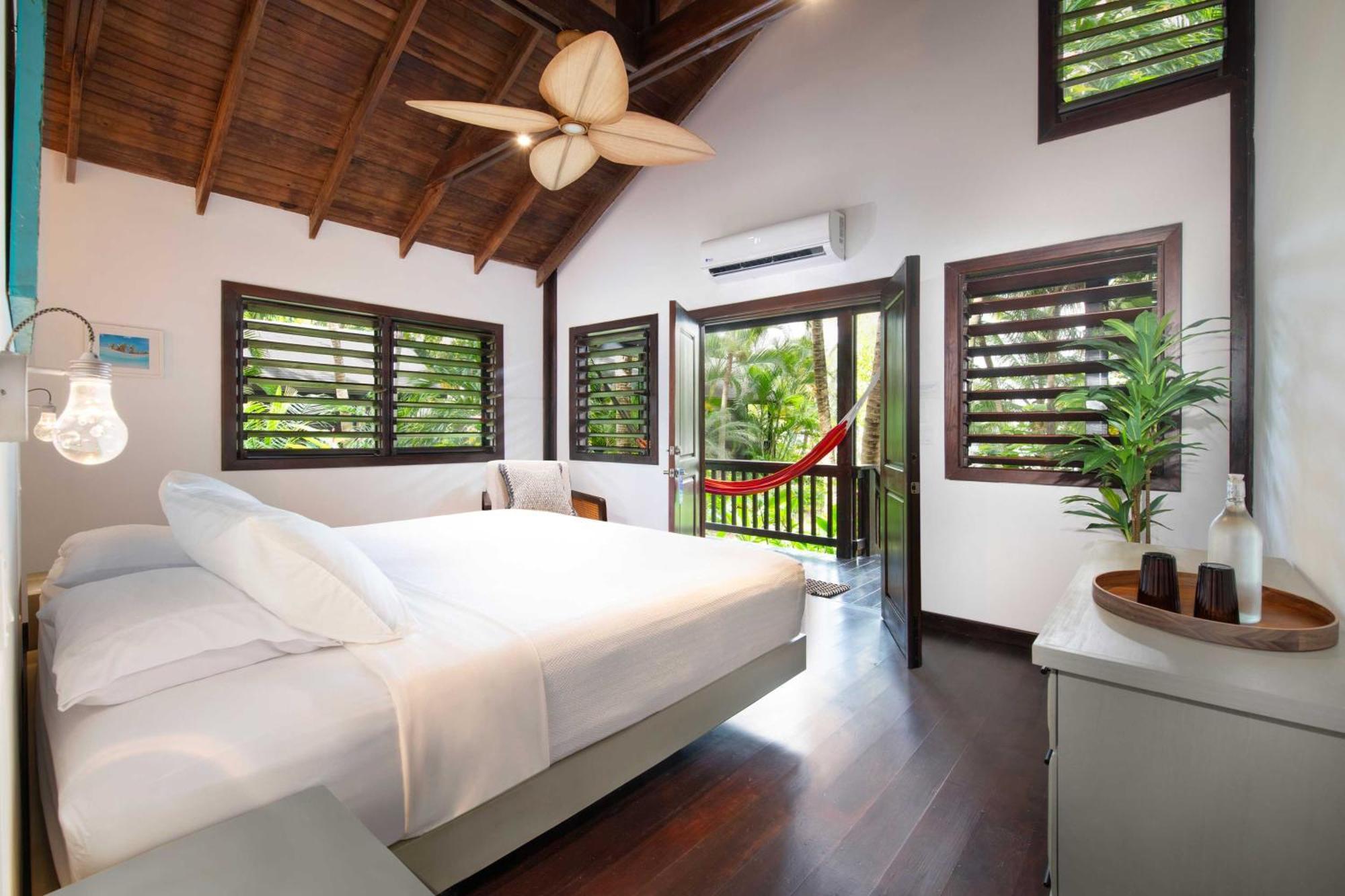 Puerta Azul Hotel Sandy Bay ภายนอก รูปภาพ
