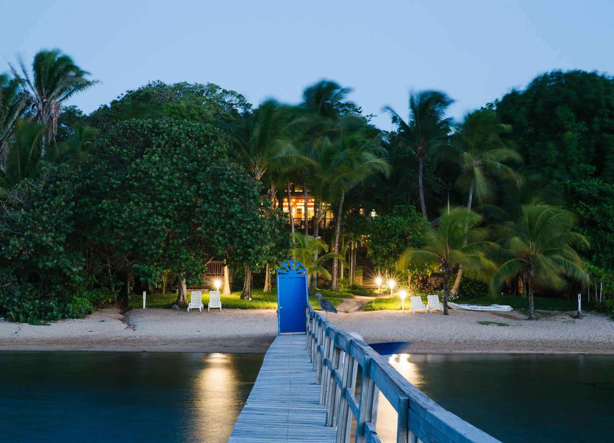 Puerta Azul Hotel Sandy Bay ภายนอก รูปภาพ