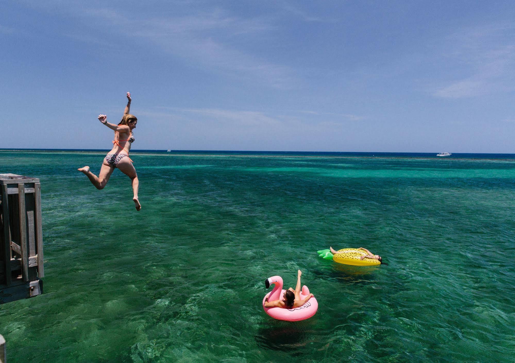 Puerta Azul Hotel Sandy Bay ภายนอก รูปภาพ