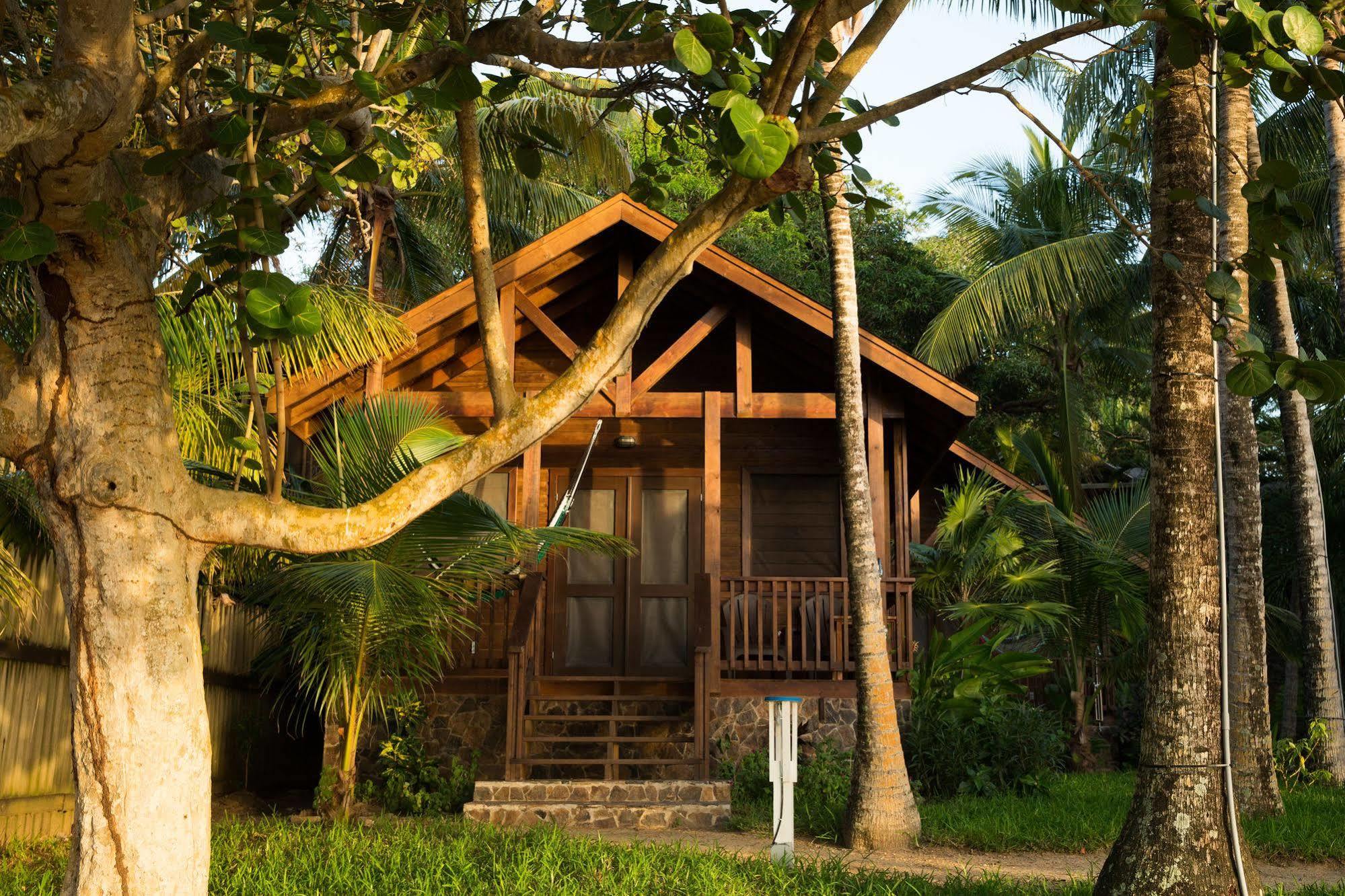 Puerta Azul Hotel Sandy Bay ภายนอก รูปภาพ