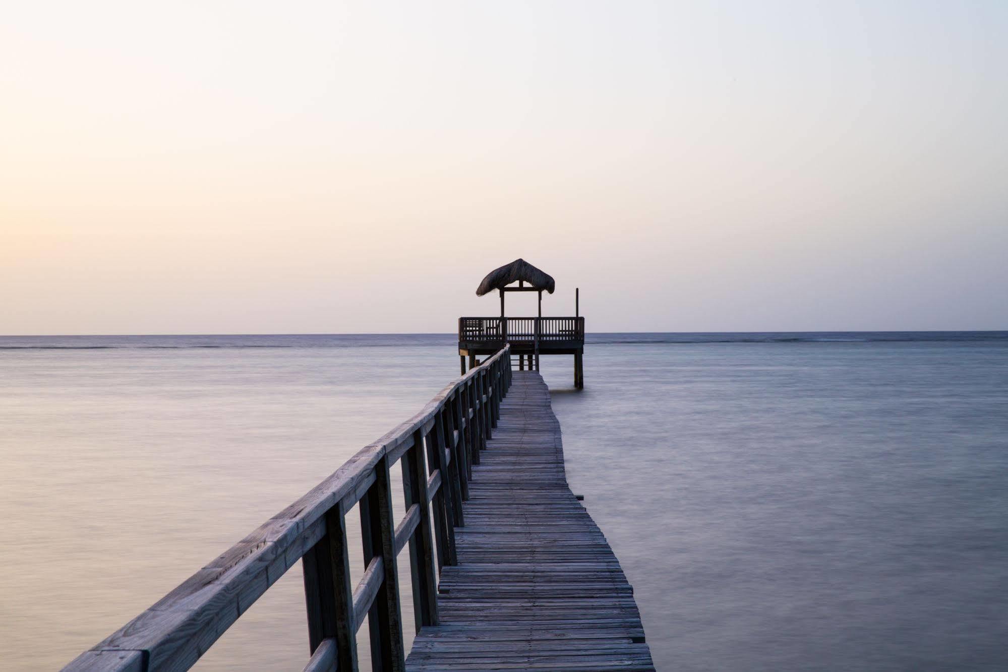 Puerta Azul Hotel Sandy Bay ภายนอก รูปภาพ